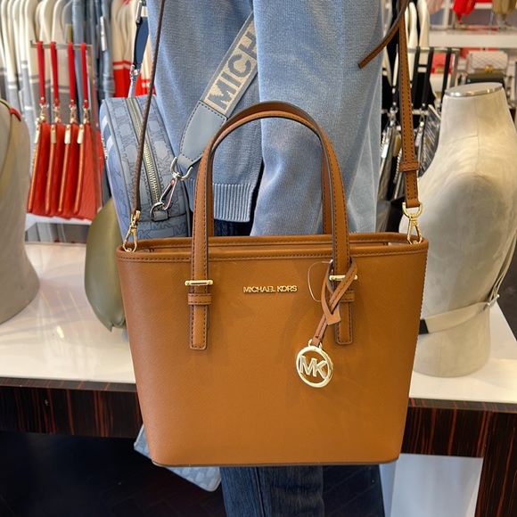 MICHAEL KORS
Jet Set Travel Extra-Small Saffiano Leather Top-Zip Tote Bag
NWT - Picture 13 of 16